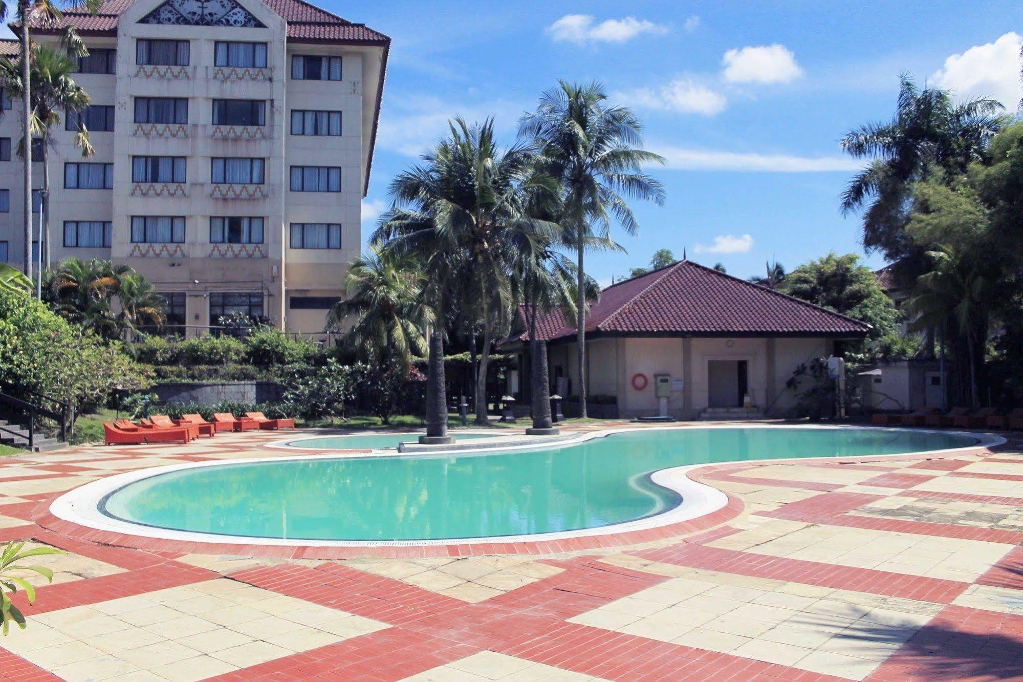 Le Grandeur Hotel Balikpapan Exterior foto